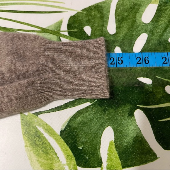 C by Bloomingdales 100% 2 Ply Cashmere V-neck Soft Cozy Sweater Medium - Picture 13 of 16